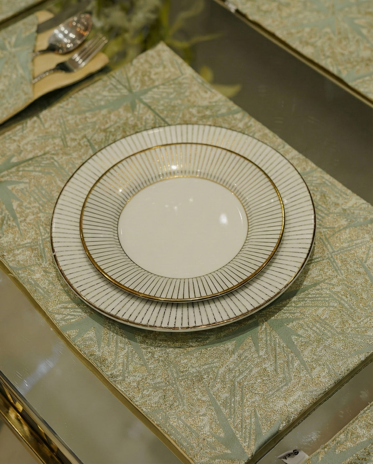 Sage Green Starburst Jacquard Dining Set – Table Runner, 6 Placemats & 6 Spoon Covers